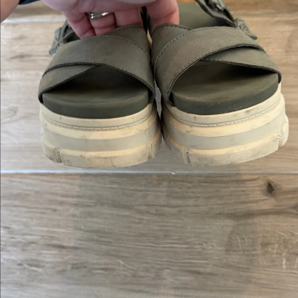 UGG 6 1/2 Ashton platform slide sandals